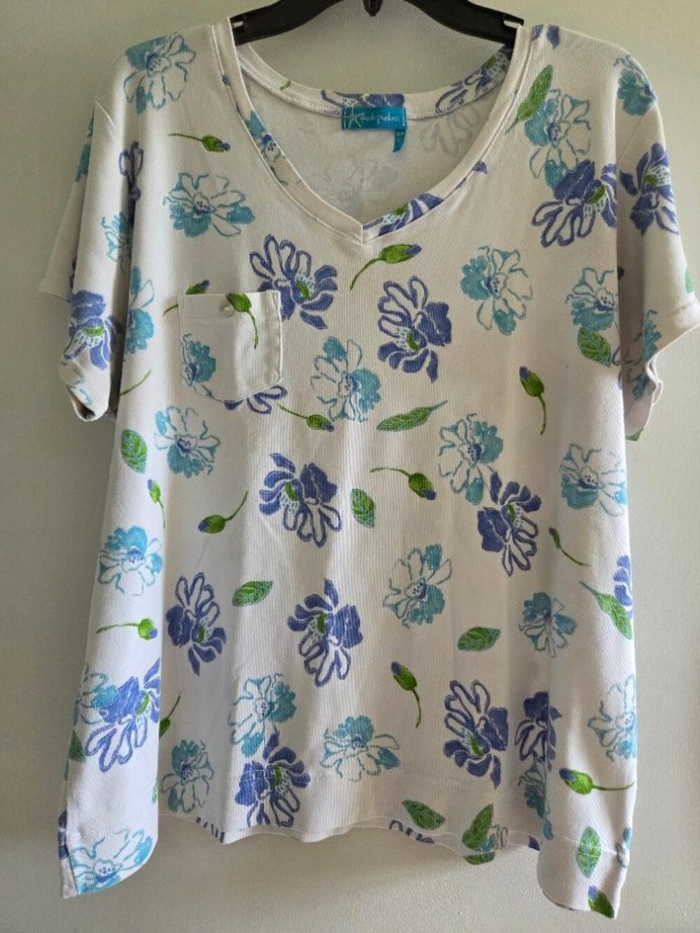 Fresh Produce Women’s V Neck Pocket T Shirt 2XL, White Floral Graphic Tee